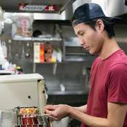 お店ではホスピタリティを大切に、心のこもったおもてなしでゲストを迎えていると料理人。スタッフにも指導を徹底し、居心地の良い時間と空間をゲストに提供しています。

