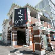 店内席数は約100席、広々とした空間は、各種宴会にもうってつけです。吉田駅より徒歩1分という立地も嬉しいポイント、会社宴会や歓送迎会、仲間同士の飲み会などさまざまなシーンで活躍しそうです。