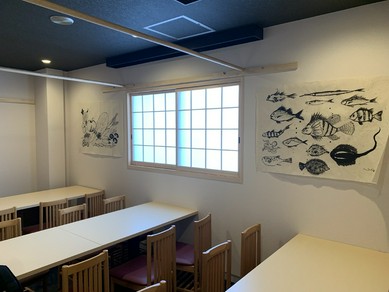 8人掛けのテーブルが3列の半個室タイプ