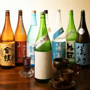 約10種類ほどの奈良の地酒に加え、全国各地の日本酒が集う【大和旬菜・魚・鶏　じゅん平】。きき酒師の資格を持つ店主が厳選しており、その品質は折り紙付きです。春は生酒、秋はひやおろしなど、季節の酒も豊富。