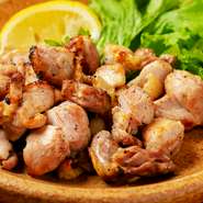 絶妙な火入れで、旨味が中にぎゅっと閉じ込められた『大和肉鶏　あみやき』