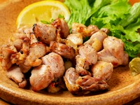 絶妙な火入れで、旨味が中にぎゅっと閉じ込められた『大和肉鶏 あみやき』