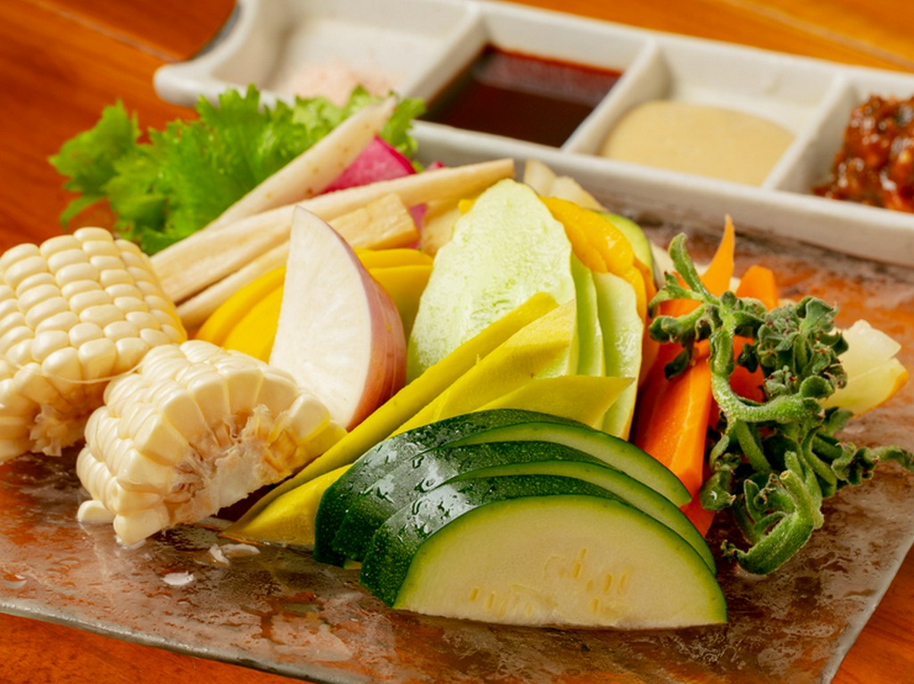 季節野菜をもぎたての味そのまま楽しめる『名物野菜刺身盛合せ』