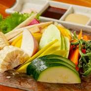 果物のように甘い人参、生で食べられるごぼうやかぼちゃなど、約10種類の奈良県産の旬野菜の盛合せ。素材はすべて店主が農家に出向いて厳選したフレッシュ野菜です。4つの味付けで野菜本来の味わいを堪能できます。