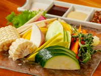 季節野菜をもぎたての味そのまま楽しめる『名物野菜刺身盛合せ』