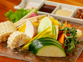 季節野菜をもぎたての味そのまま楽しめる『名物野菜刺身盛合せ』