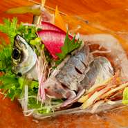 いけすで泳いでいるあじ。オーダーが入ると水槽から引き揚げ、活造りにしてくれます。新鮮なあじは、味も格別。コリコリとした食感も楽しい一品です。
・造り
・タタキ
・なめろう
※写真は造り。