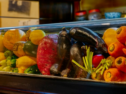 新鮮な食材が溢れる店内。ショーケースには旬野菜がぎっしり