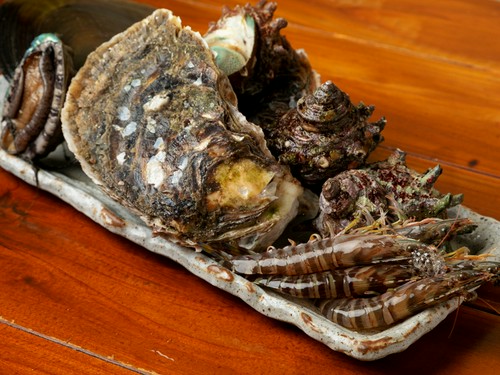 牡蠣やさざえ、あわびなど、贅沢な食材が豊富