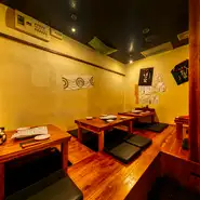ゆったりと寛げる和空間で、料理と日本酒のマッチングを楽しみながら、ゆっくりと過ごせる店。女子会、同窓会、接待、デートなど、さまざまなシーンで利用可能です。今宵は、大切な方や仲間と訪れてみてはいかが。
