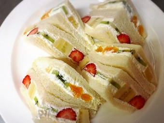 カラフルな『生クリームフルーツサンド』