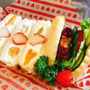 季節のフルーツと北海道生クリームのサンドイッチと、
手作りハンバーグと自家製パン(フォカッチャorベーグル)のサンドイッチ