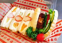 季節のフルーツと北海道生クリームのサンドイッチと、
手作りハンバーグと自家製パン(フォカッチャorベーグル)のサンドイッチ