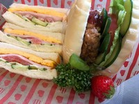 トマト・きゅうり・ロースハム・玉子のサンドイッチと、
手作りハンバーグと自家製パン(フォカッチャorベーグル)のサンドイッチ