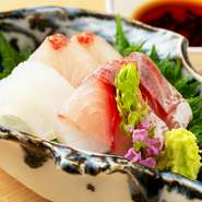 目利きして厳選された素材や、店主自ら市場の方と話して仕入れる魚介類をたっぷり楽しませてくれる【日本料理　藤井】。野菜は宇治の契約農家などから季節野菜を仕入れ、季節ごとの装いを演出しています。
