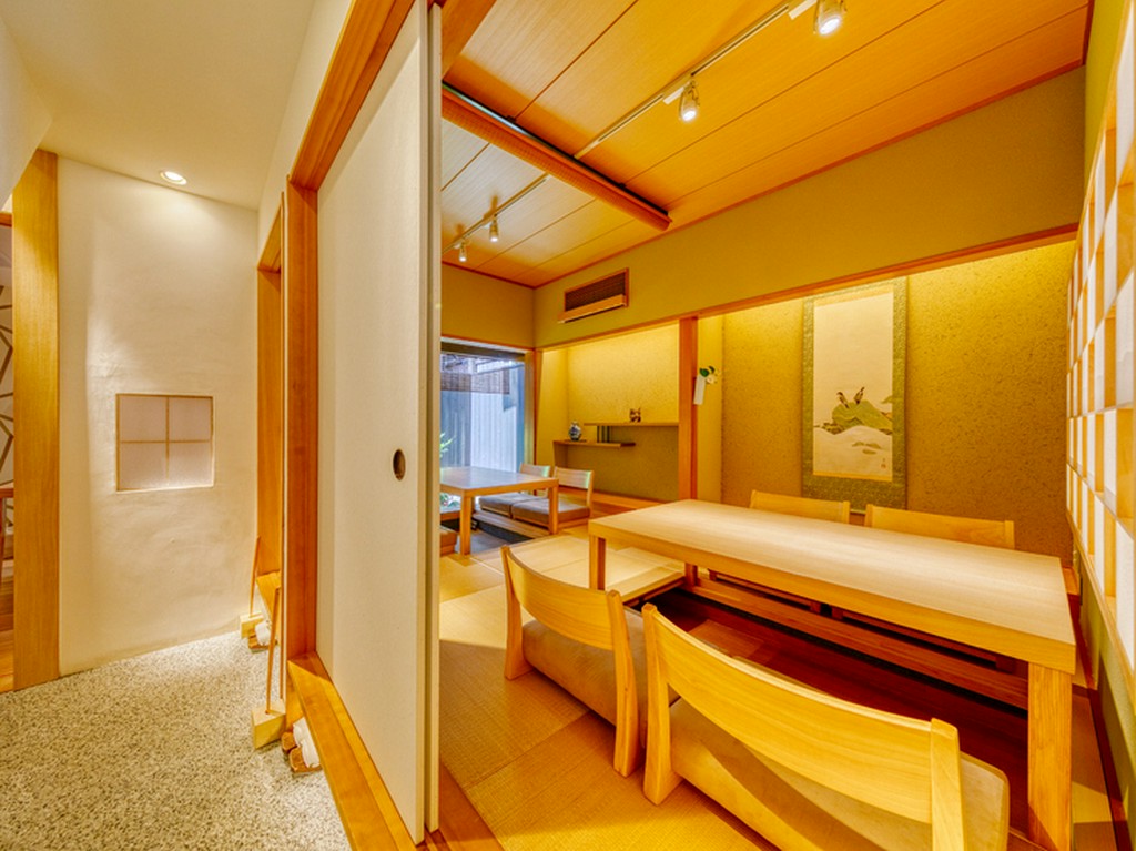 上質な空間で和やかに。人生の節目を迎える2人を祝福