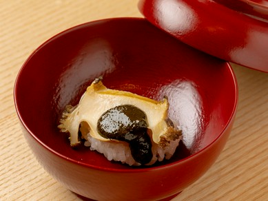 さりげなくテーブルに旬を添える『先付け』（ディナーコースのみで提供）