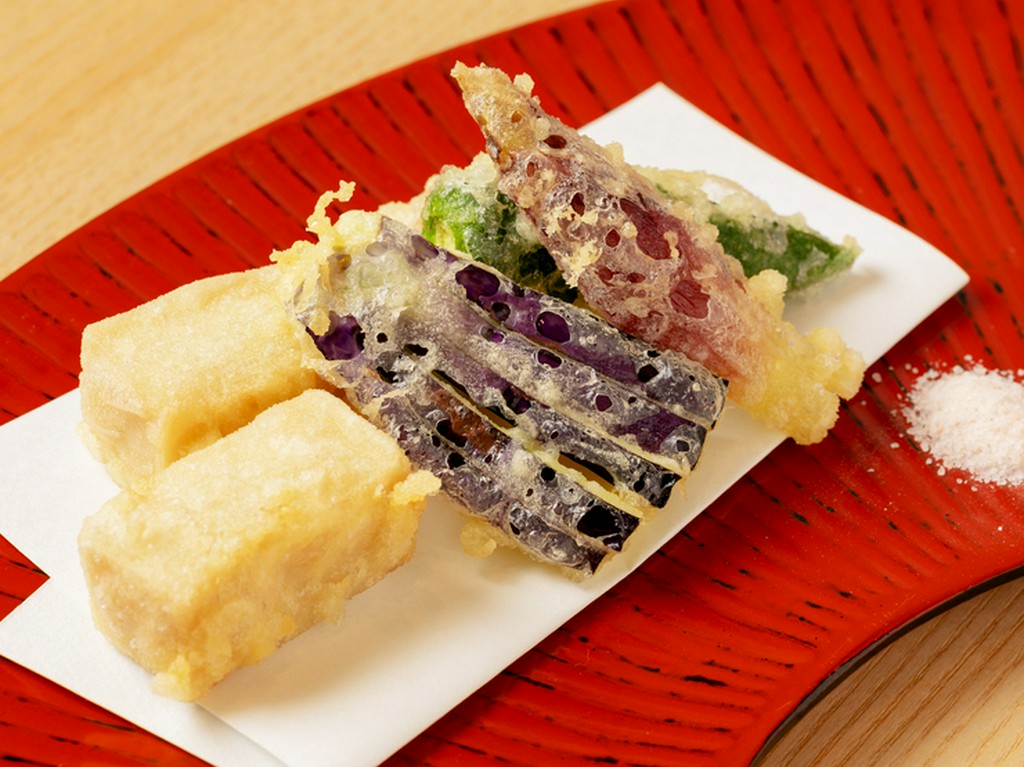 外はサクッ、中はとろりとした食感が楽しめる『胡麻豆腐と季節の野菜の天ぷら』