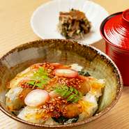 市場から厳選仕入れされた鯛を使った贅沢なご飯。鯛のお造りに、京都の赤味噌と調味料でつくる味噌ベースを絡めたものがトッピングされており、ご飯と相性抜群です。コクのある深い味わいに、自然とお酒も進みます。