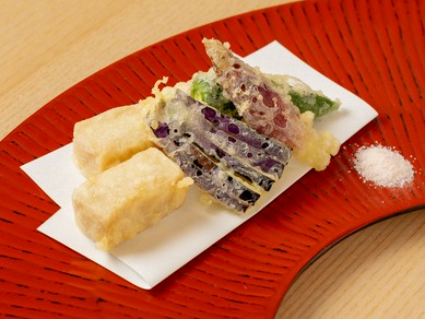 胡麻豆腐と季節の野菜の天ぷら