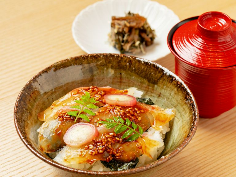胡麻味噌だれで和えた鯛をのせた『ご飯、自家製しば漬け』（ランチのみで通年提供）