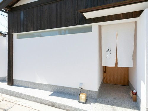 都会の喧騒を離れ、優雅なひとときを過ごせる【日本料理　藤井】