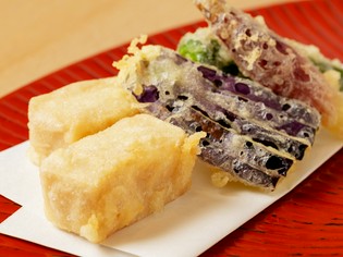 出汁からこだわった『胡麻豆腐と季節の野菜の天ぷら』