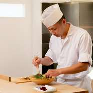 常に、ゲストのシチュエーションに合わせた対応を心掛けていると語る藤井氏。普段の食事とは違う空間、料理を楽しんでもらうのはもちろん、気持ち良く過ごせるようにと、きめ細やかな心配りでもてなしてくれます。