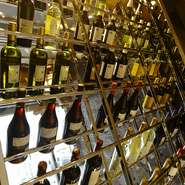ワインは赤・白・スパークリングをお手頃な2500円から用意。肉の味わいや香りを際立たせるものを選りすぐっています。