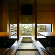 掘りごたつの座敷は2卓、テーブル席は4卓を完備。いずれも、接待、宴会向きの落ち着いた雰囲気で、仕切りをはずせば大勢での利用が可能です。