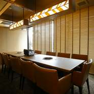 広々とした造りのテーブル席には、くつろぎやすい雰囲気があります。6人用テーブル席4卓は仕切りをとれば、大勢での宴会にもってこい。ゆったりと料理やお酒を楽しめます。食べ放題コースも5種類用意。