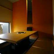 周囲を気にせずくつろげる半個室。タッチパネルでオーダーできるので、一層、2人だけの時間を満喫できます。絶品肉に盛り上がったり、おしゃべりに興じたり、水入らずの一時を楽しめます。