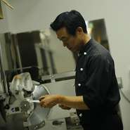 「肉には生産者をはじめ、多くの人々の情熱や努力が込められているもの。彼らの気持ちも踏まえ、よりおいしい一皿になるよう調理しています」(宮本さん)。料理の背景に想いを馳せれば、一層味わい深くいただけます。