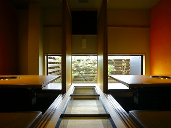 庭に臨む半個室の座敷、上質な肉とワインでおもてなし