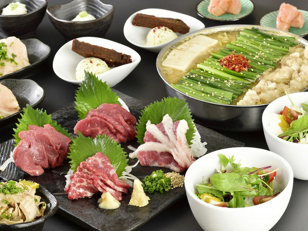 馬刺しは本場、熊本直送。もつは牛もつを使用。新鮮さにこだわり