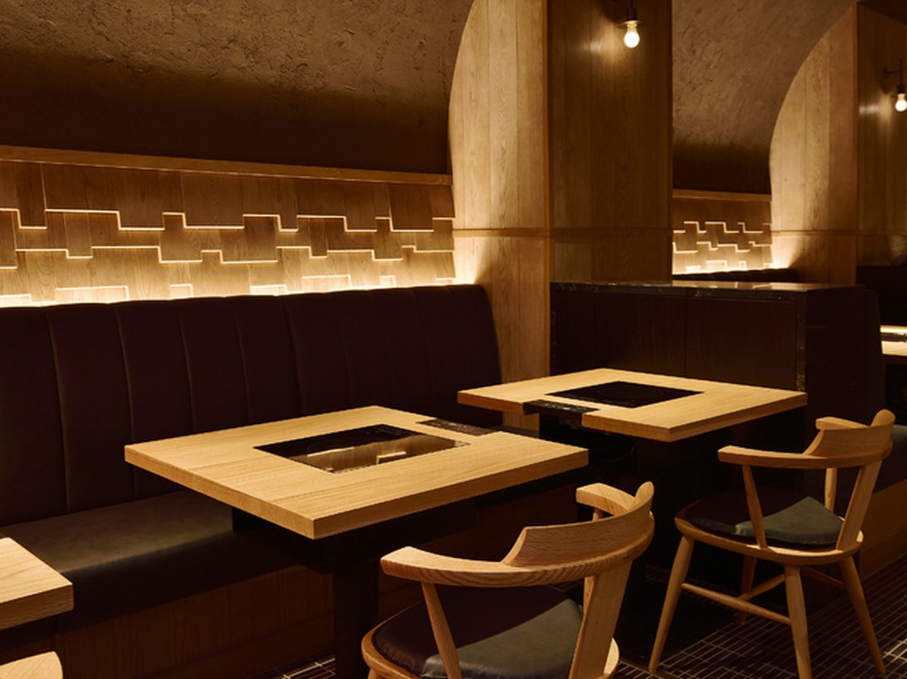 洞窟をイメージした落ち着いた雰囲気。大人の街「銀座」を演出