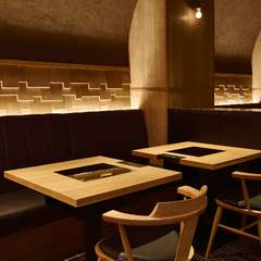 洞窟をイメージした落ち着いた雰囲気。大人の街「銀座」を演出