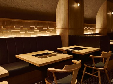 洞窟をイメージした落ち着いた雰囲気。大人の街「銀座」を演出