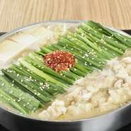 九州味噌をはじめ、数種類の味噌と特製のタレをブレンドした「秘伝のスープ」。厳選された「モツ」は、国産牛の中でも甘みと旨みの強い脂がのった若い牛のみが使用されています。
