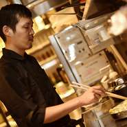 常に来店された方の目線で接客。ゆったりとくつろいで食事を楽しめるよう、明るい笑顔と細やかなサービスを大切にしている店です。また、さまざまなシーンに対応できる、臨機応変な接客も自慢のひとつです。