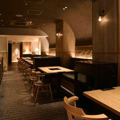 洞窟をイメージした落ち着いた雰囲気。大人の街「銀座」を演出