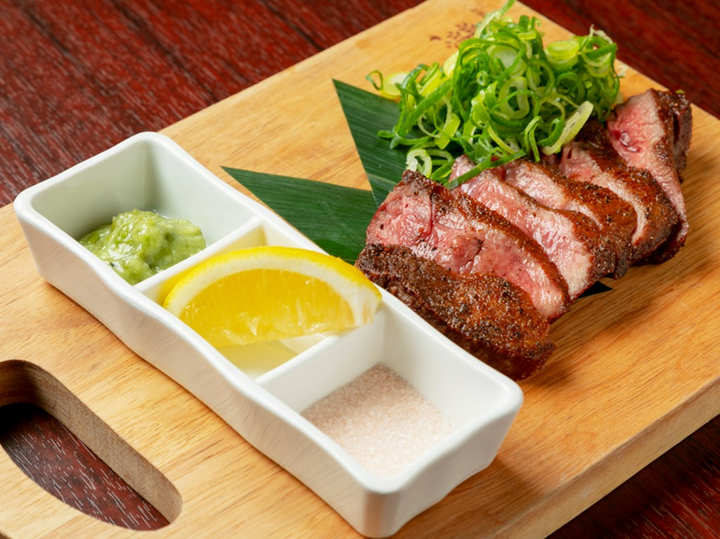 “圭助流”のワンランク上を追求する『国産霜降り牛タン焼き』
