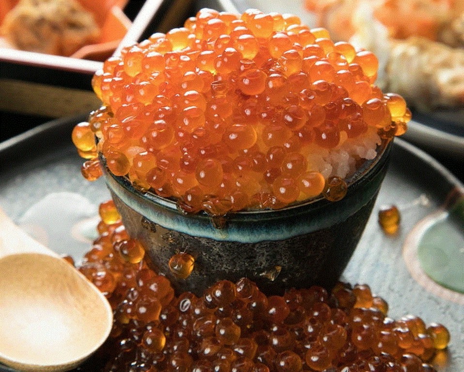 器に収まりきらなぬ“口福”を味わう。名物『こぼれいくら飯』