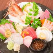 仕入れ次第で日々変わる、函館直送の旬の魚介に舌鼓。品川に居ながらにして、北海道の旬の海の滋味を堪能できます。訪れる季節ごとに変わる新鮮な素材を味わえば、他では食べられなくなるかもしれません。