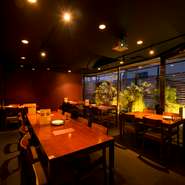 「ワンランク上」をイメージしてつくられたラグジュアリーな空間。あえて暗めに設定されていて、落ち着いたオシャレな雰囲気が漂っています。ゆったりとくつろげるリラックスした時間を過ごせます。