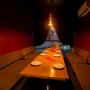 10名まで入れる、完全個室も完備。周囲のゲストと顔を合わせる必要がないので、プライベート空間も叶います。フカフカのソファーに腰掛け、思いおもいの時間を過ごしながら、思う存分に語り合えそうです。