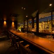 限定8名まで座れる特別なカウンター席で、優雅な“ひとり飲み”を満喫する大人の嗜み。ホテル勤務での経験があるスタッフによる、洗練されたもてなしを受けられるので、気兼ねなく立ち寄れます。