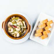 当店の人気のひと品！！たっぷり8尾の海老と、キノコ、バゲットもついたセットです！