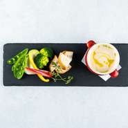 自家製のバーニャソースは、クリームを使用しているため、クリーミーで優しい味に仕上がっております！
