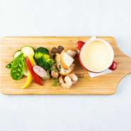 ソーセージ、野菜、バケット、エビ
当店人気のチーズフォンデュ！具だくさんで満足、間違いなし！
